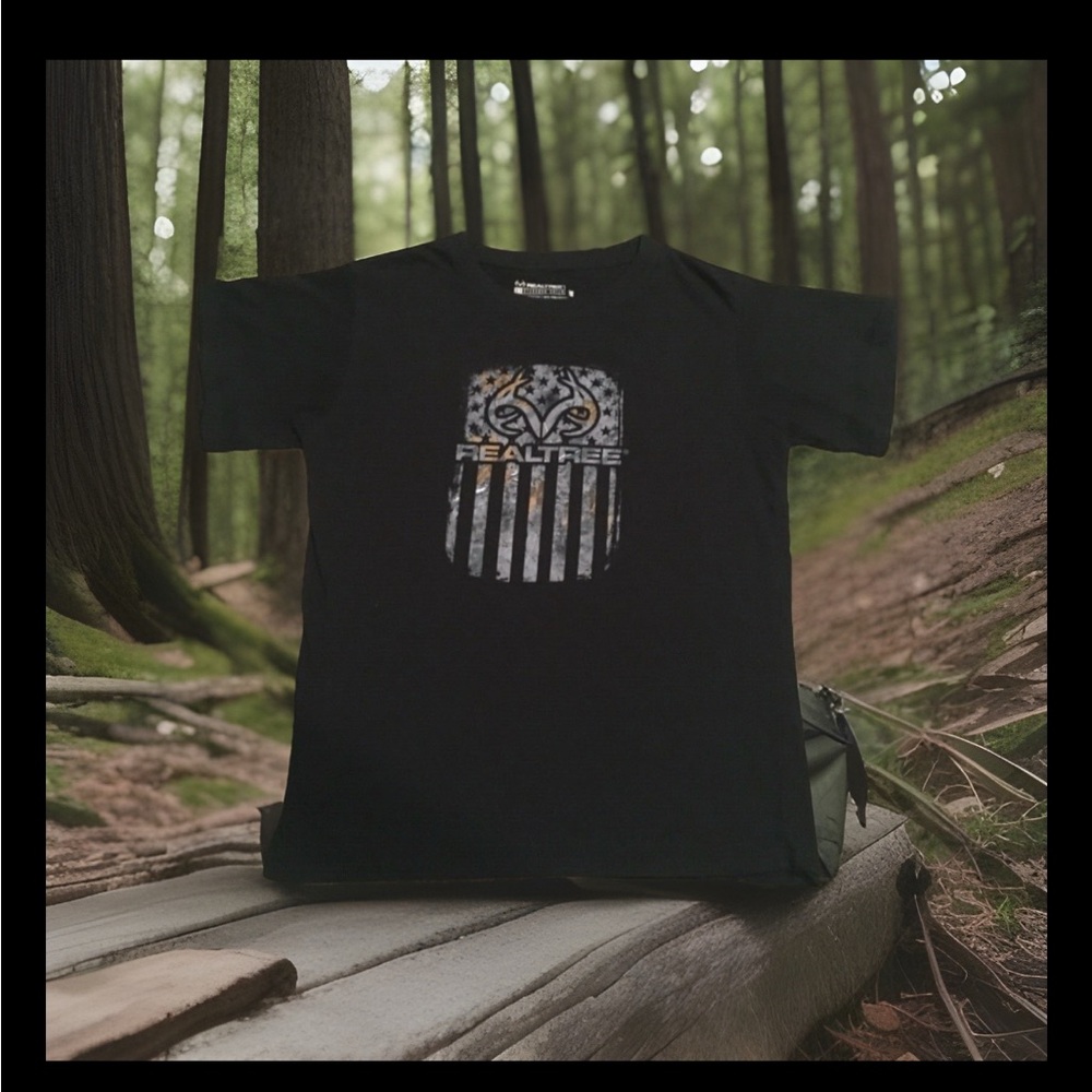 Realtree T-shirt Black & Silver Camo Deer Antlers on Flag Size Adult XL